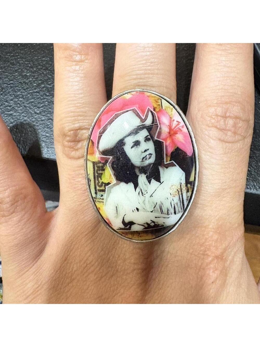 11-Cowgirl‎ Portrait Ring Womens OS Pink Excellent Stretch Band Western
